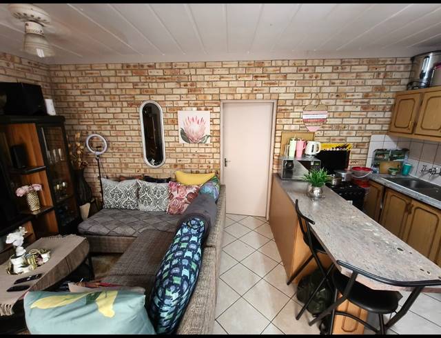 1 BEDROOM APARTMENT FOR SALE IN RUSTENBURG CENTRAL